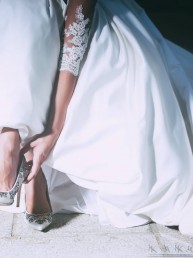 Fotografia de Moda Beatriz vestida de novia se calza el zapato